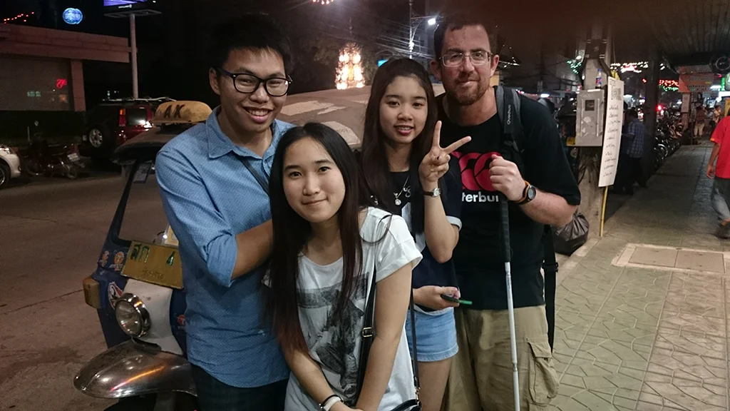 Felipe viajando con bastón blanco durante su primer gran viaje por Tailandia
