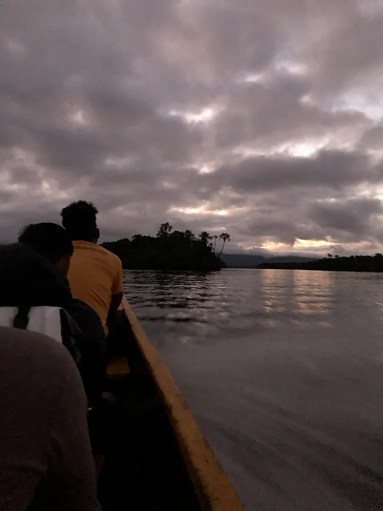 Trayecto en curiara al amanecer por el río camino del Salto Ángel en Canaima