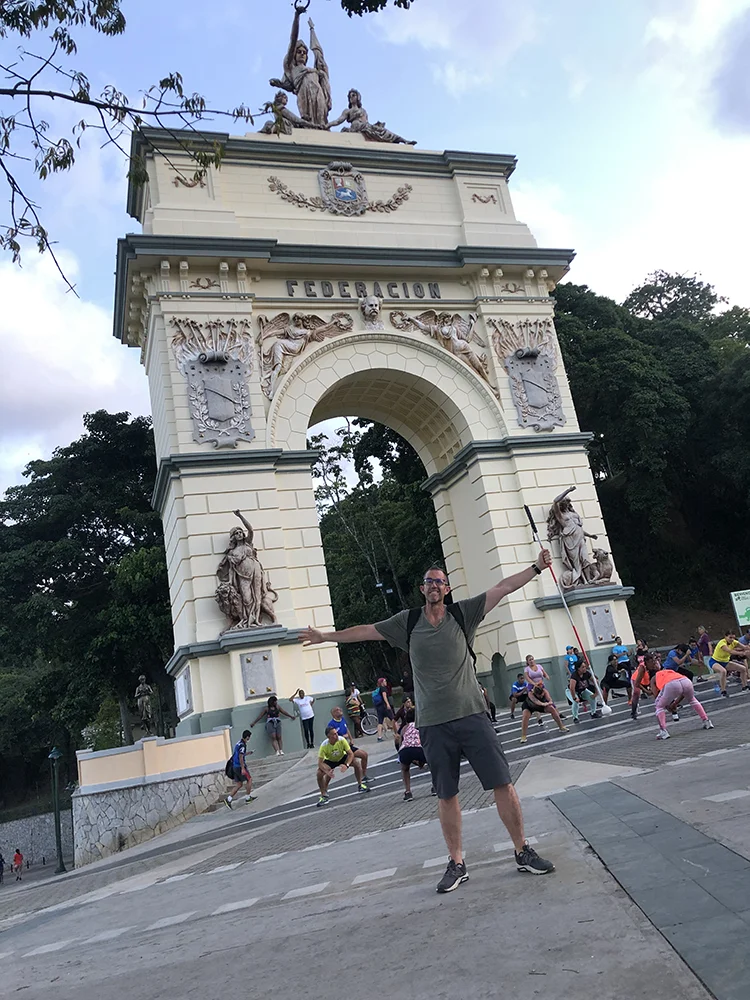 Felipe con su bastón ante el Arco de la Federación en El Calvario de Caracas