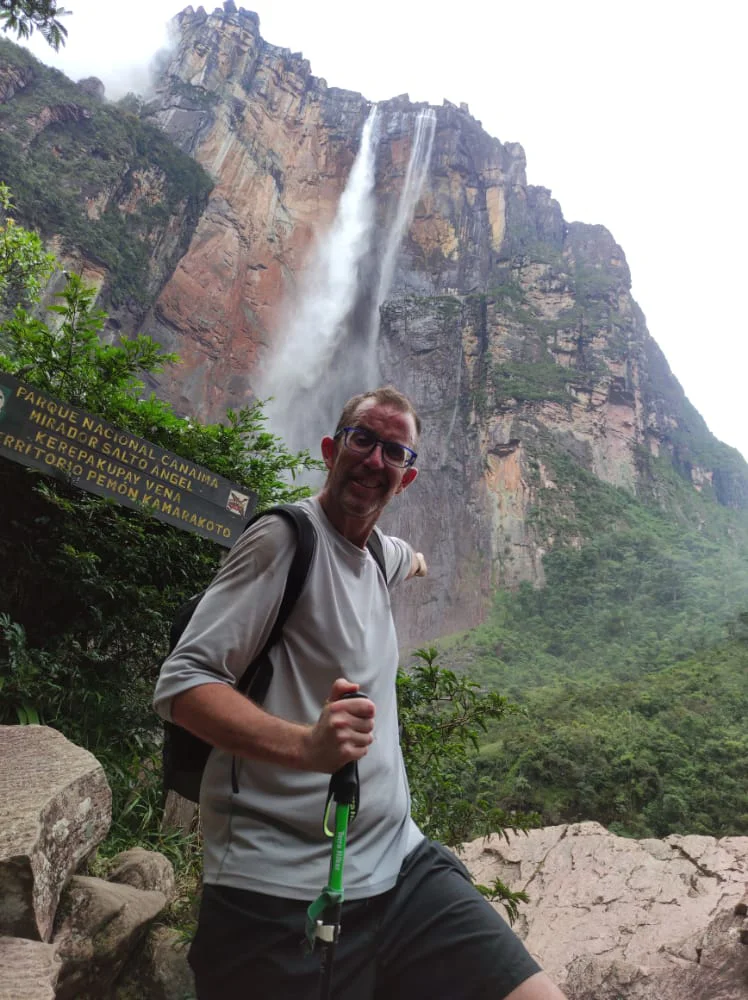 Viajero con discapacidad visual frente al Salto Ángel o Kerepakupai Vená en Canaima