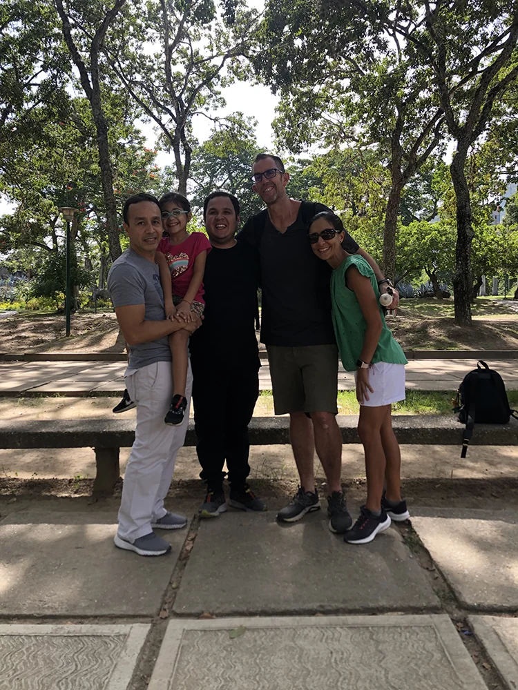 Felipe junto a Valentina, Orlando y su familia durante un encuentro en el Parque del Este de Caracas