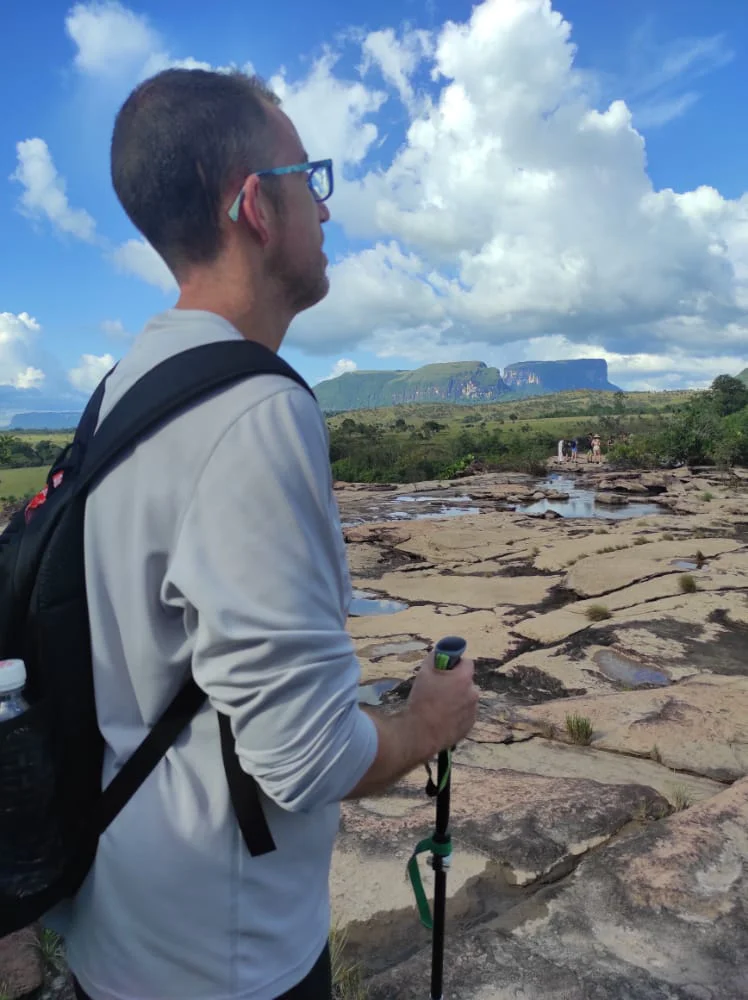 Viajero con discapacidad visual frente a los tepuyes del Parque Nacional Canaima, Venezuela