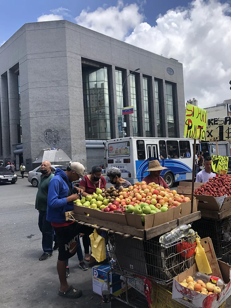 Puesto de frutas y vendedores en el Mercado de Quinta Crespo de Caracas