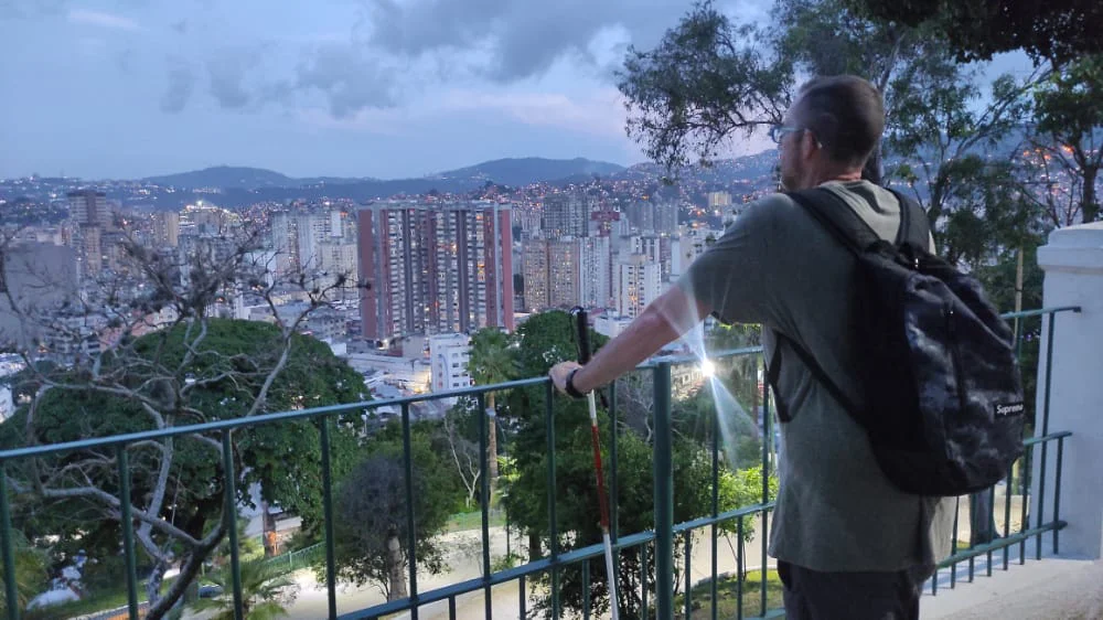 Felipe contempla la panorámica de Caracas desde el parque El Calvario