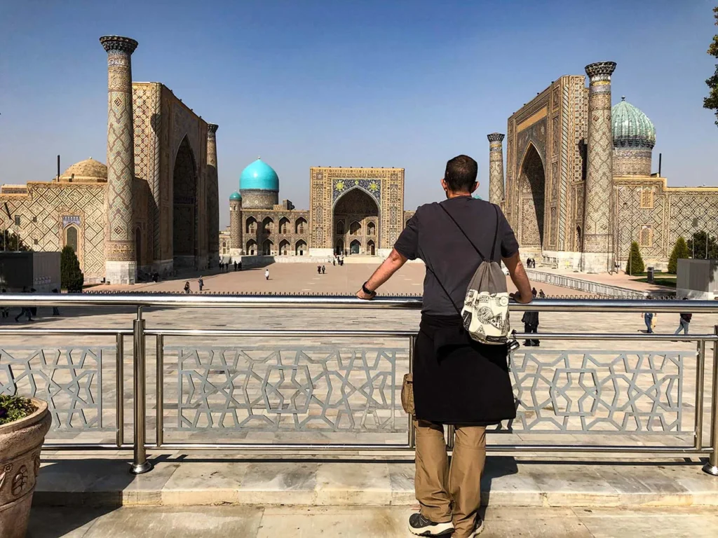 Felipe en Samarcanda observando la plaza del Ragestan durante su viaje por Uzbekistan en la Ruta de la seda