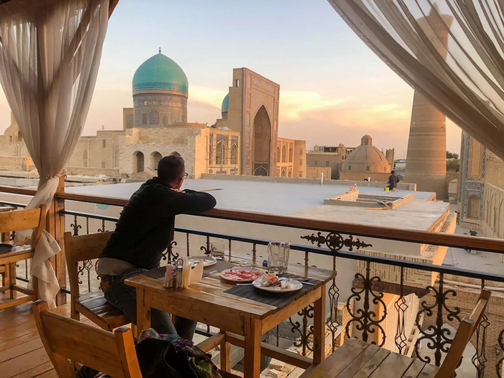 Felipe en Bujara en la plaza Poi Kaylan en su viaje a Uzbekistan a traves de los sentidos