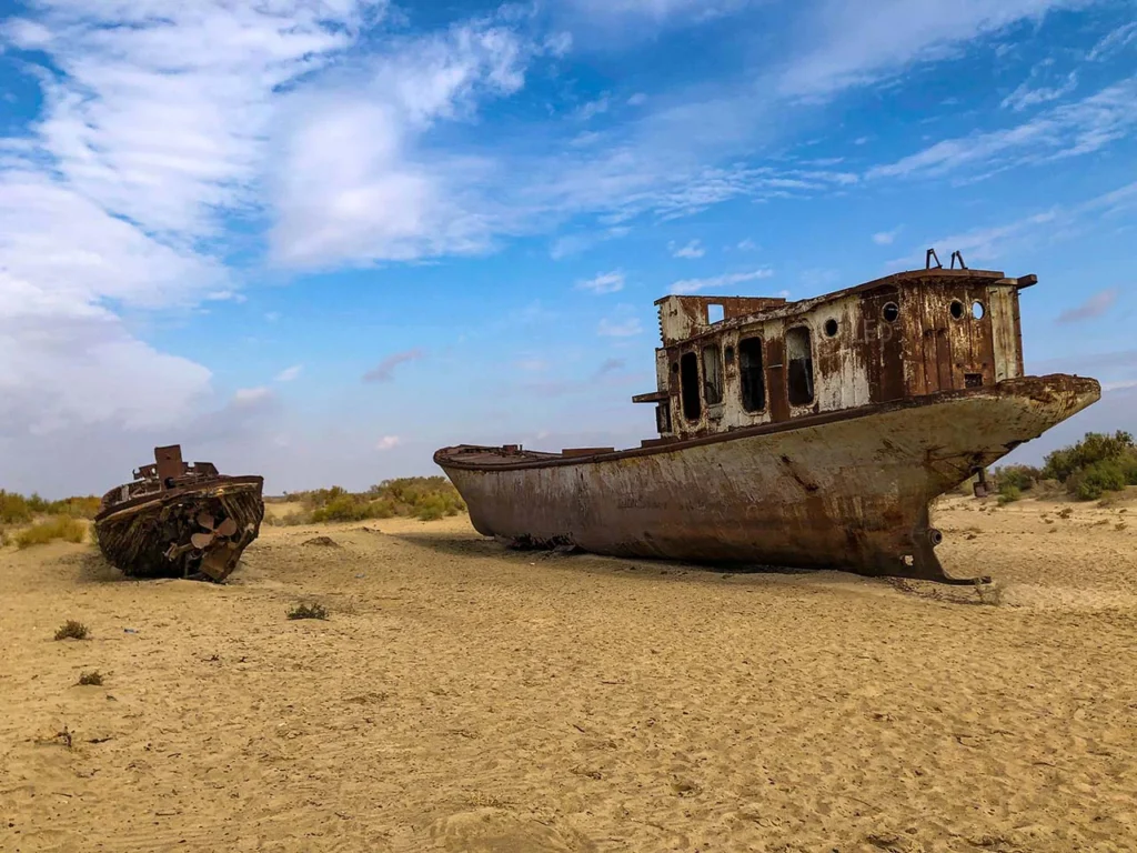 Esqueletos de dos barcos oxidados y varados en la arena en el Mar de Aral, Uzbekistan