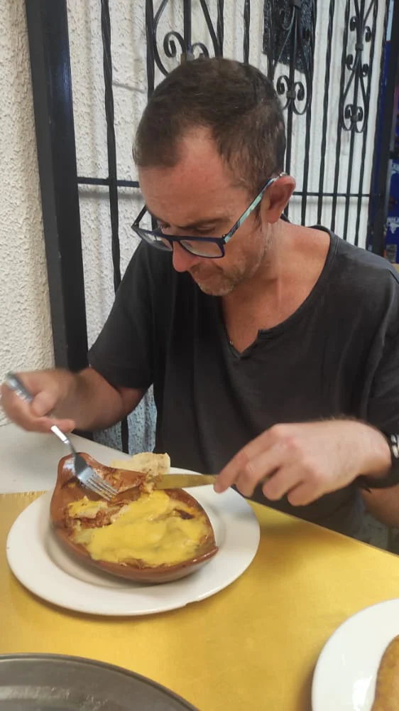 Comiendo pasticho en el Mercado Principal de Mérida, Venezuela