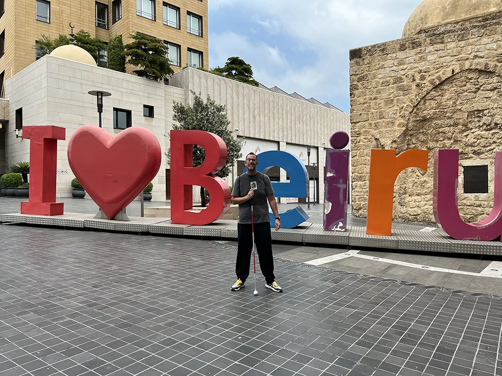 Felipe recorriendo Beirut con su bastón durante su viaje por Líbano