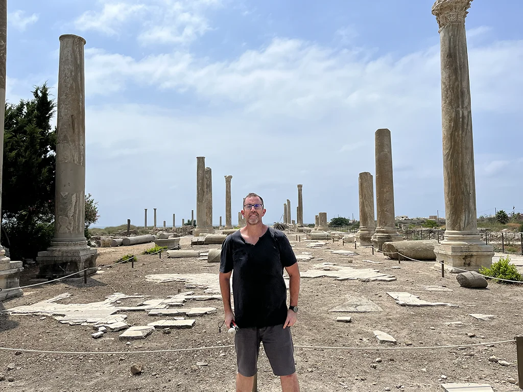 Recorriendo las ruinas arqueológicas de Tiro durante mi viaje por el sur de Líbano
