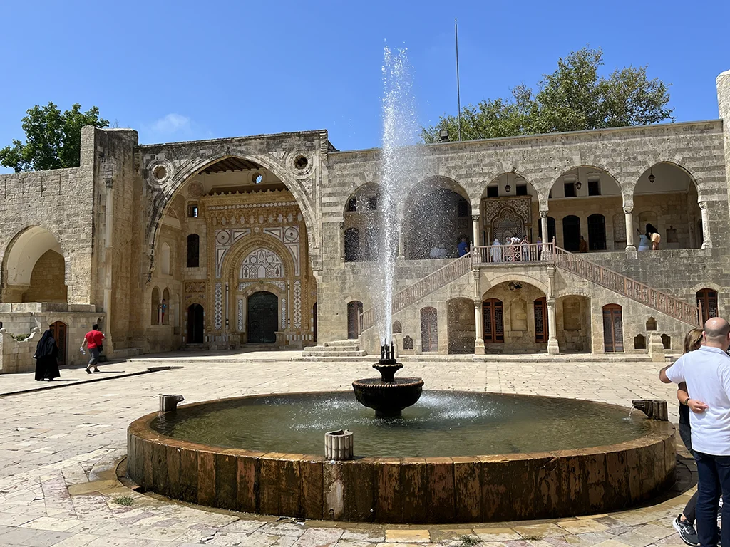 Patio con arcos y fuentes del Palacio de Beiteddine en las montañas del Chouf
