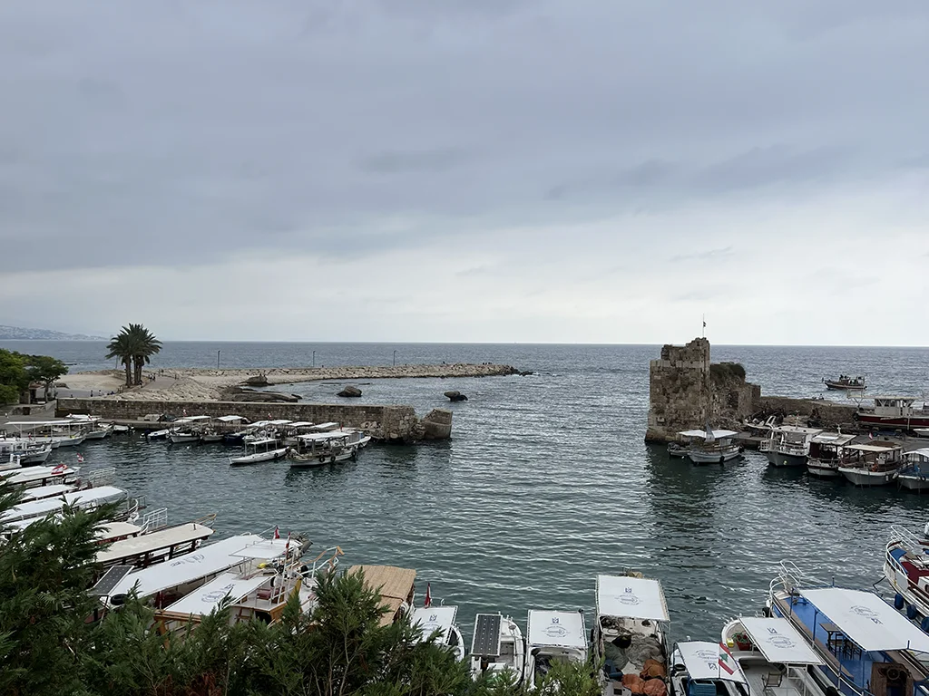 Casco antiguo de Biblos junto al Mediterráneo durante mi viaje por Líbano