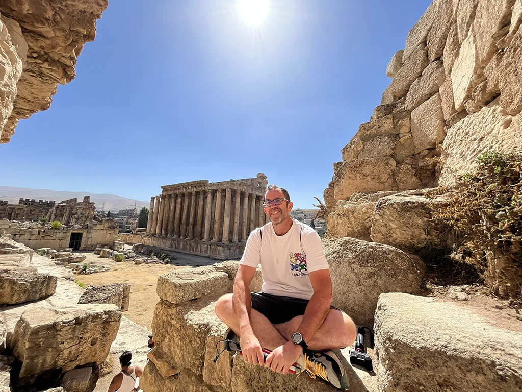 Entre las enormes columnas de los templos romanos de Baalbek en el valle de la Bekaa